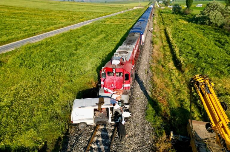 Konya treni kamyoneti yaklaşık 200 metre sürükledi