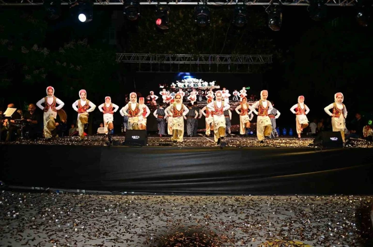 Konyaaltı İlkokulu’ndan renkli halk oyunları şenliği