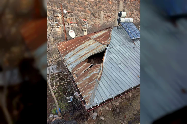 Konya’da dağdan kopan kaya parçası evin damına düştü