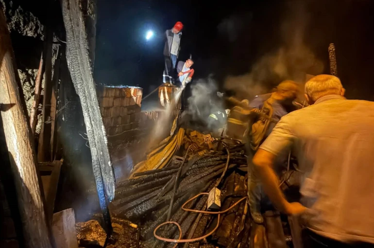Konya’da depo olarak kullanılan alanda çıkan yangın korkuttu