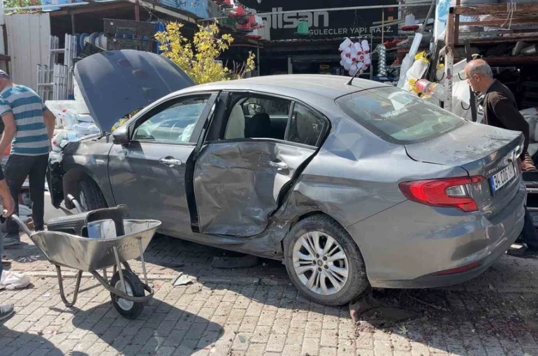 Konya’da kontrolden çıkan otomobil yayalara çarptı: 3 yaralı