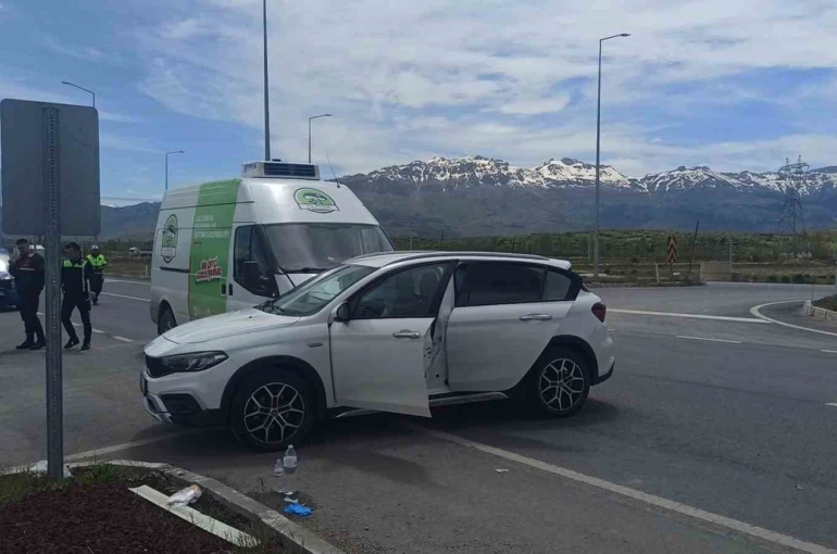 Konya’da otomobil ile kamyonet çarpıştı: 4 yaralı