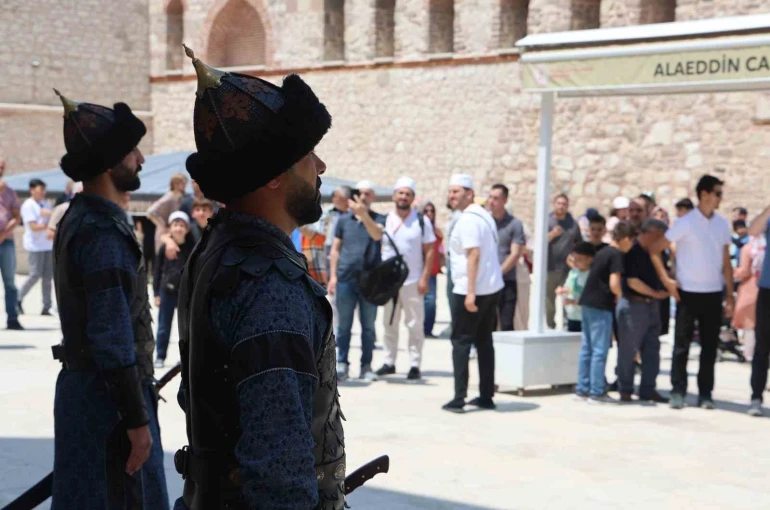 Konya’da Selçuklu Sultanlar Türbesi’nde saygı nöbeti değişimi