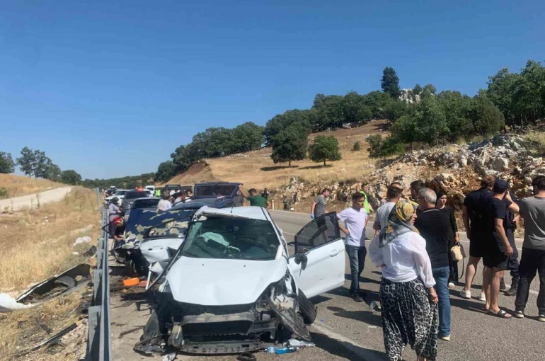 Konya’da üç aracın karıştığı kazada 7 yaralı
