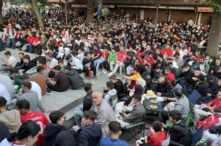 Konyalı vatandaşlar milli maç heyecanını dev ekranda yaşadı