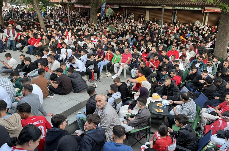 Konyalı vatandaşlar milli maç heyecanını dev ekranda yaşadı