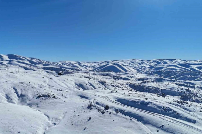 Konya’nın çatısında kar yağışı yüzleri güldürdü