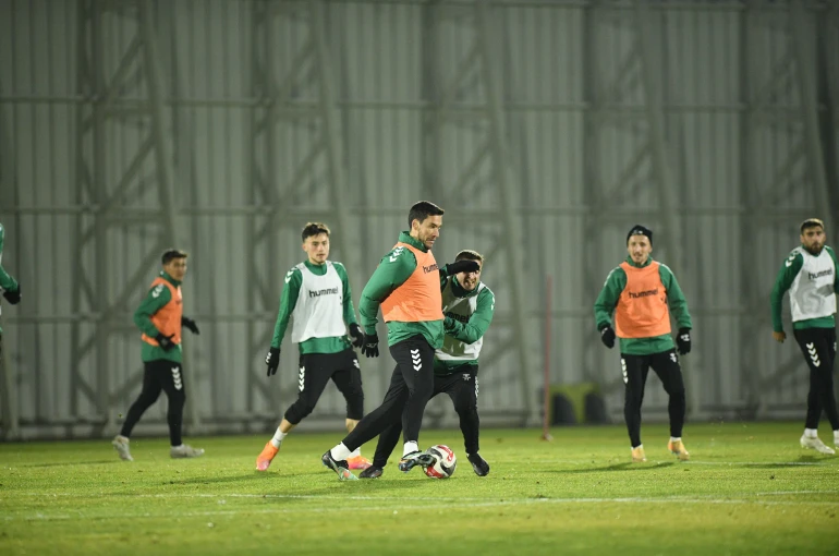 Konyaspor, Fenerbahçe maçı için topbaşı yaptı
