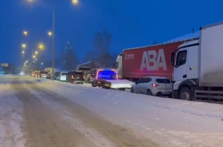 Kop Dağı Geçidi’nde tipi nedeniyle araçlar yolda kaldı