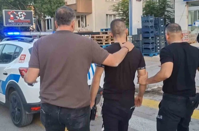 Köpeği çalmak isteyen şüpheli ile polis kovalamacası kamerada