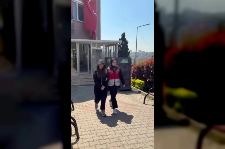 Köpeği camdan sarkıttı, o anları kayda aldı