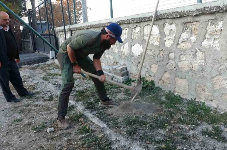 Köpeği ile birlikte tüm Türkiye’yi gezip fidan dikiyor