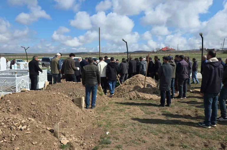 Köpeklerin saldırısında ölen çocuk toprağa verildi