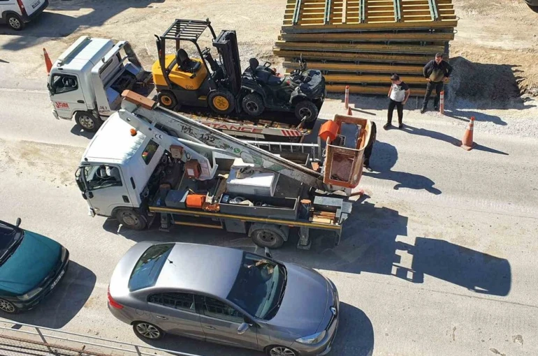 Köprüde arıza yapan kamyonet trafiği felç etti