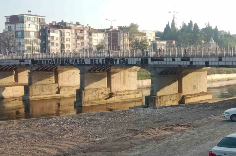 Köprüdeki dökülmüş yazı Mustafakemalpaşa’da bakımsızlığın sembolü oldu