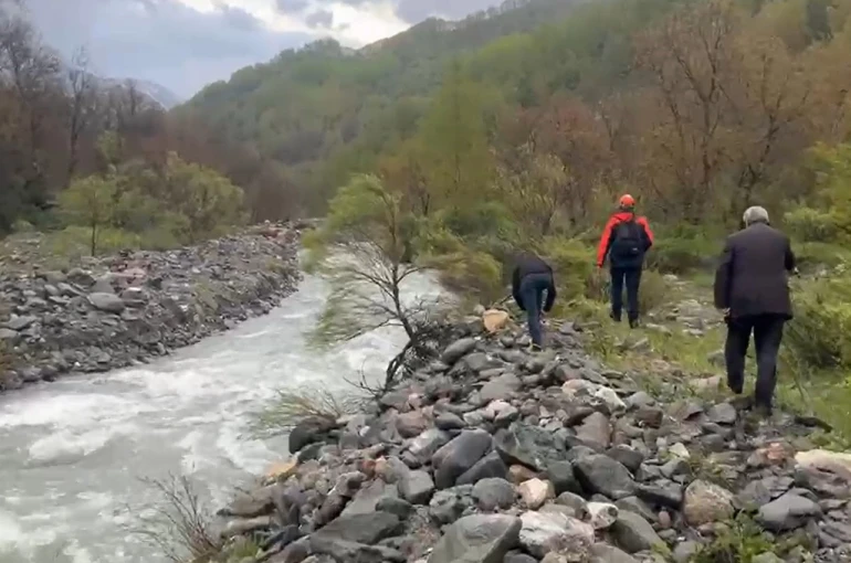 Köprüden düşen kadın akıntıya kapıldı