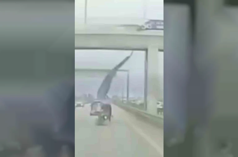 Köprüden sarkan reklam afişi motosikletliyi savurdu