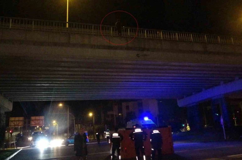 Köprüye çıkan kadını polis ölümün ucundan aldı, izleyenlerin arasından çıkan sözler pes dedirtti