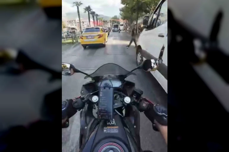 Kör noktada kalan yayaya motosiklet çarptı, o anlar kask kamerasında
