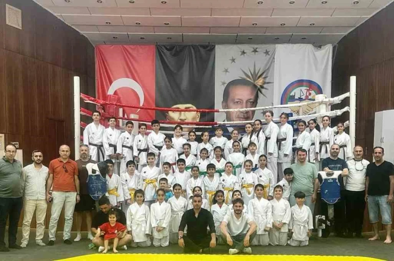 Körfez’de 45 karateci bir üst kuşağa terfi etti