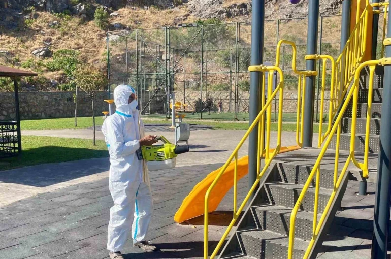Körfez’de çocuk parklarında hijyen mesaisi