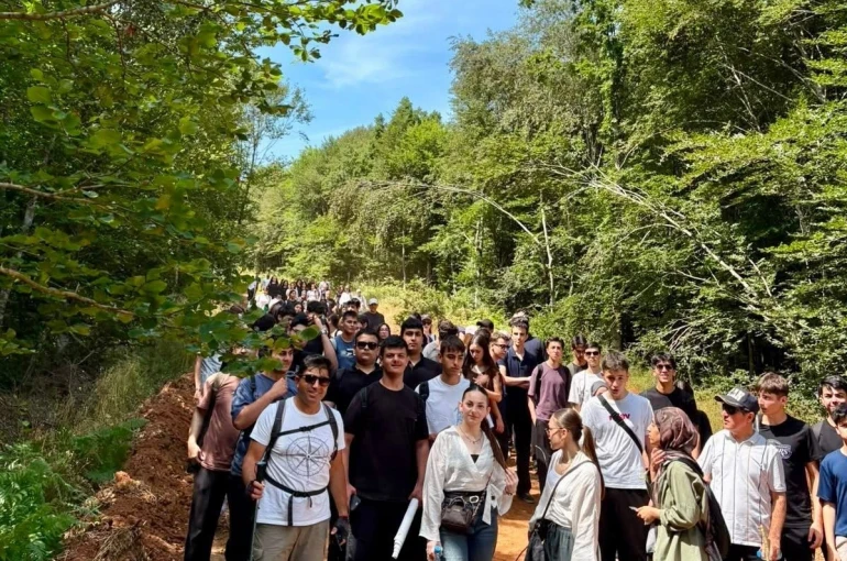 Körfez’de gençler doğa yürüyüşünde buluştu