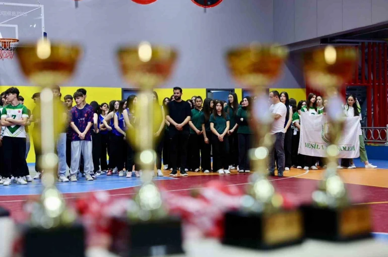 Körfez’de liseler arası voleybol turnuvasının şampiyonları kupalarını aldı