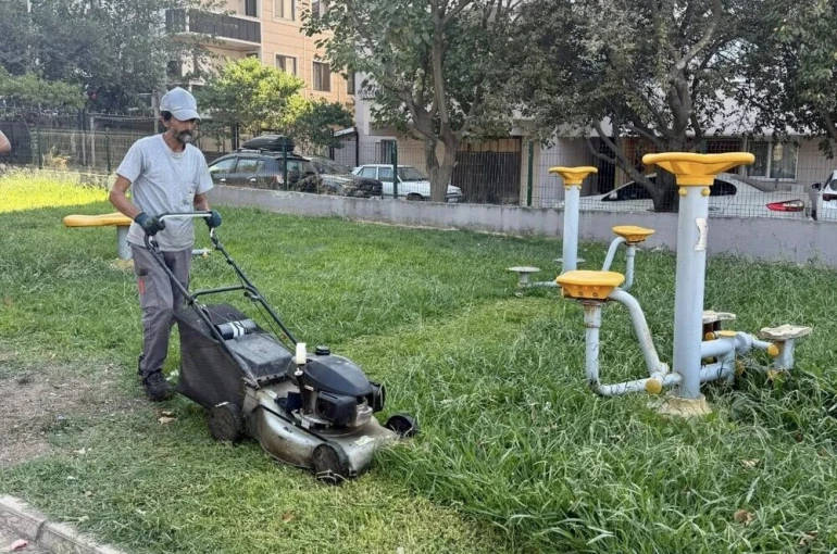 Körfez’de park ve bahçelere bakım işlemi