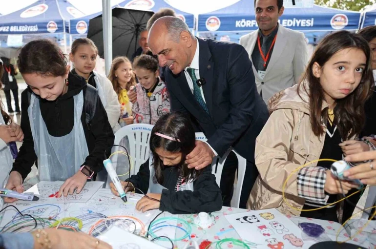 Körfezli öğrenciler projelerini "Bilim Şenliği"nde sergiledi