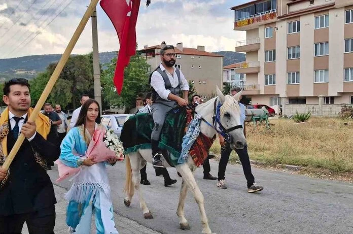 Körüklü çizme giren damat, üç etekli gelinini atıyla aldı