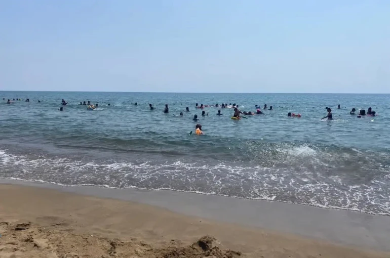 Koruma altındaki çocuklar deniz kampında moral depoladı