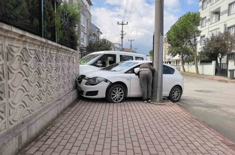 Köşede çarpıştılar, site duvarında durdular