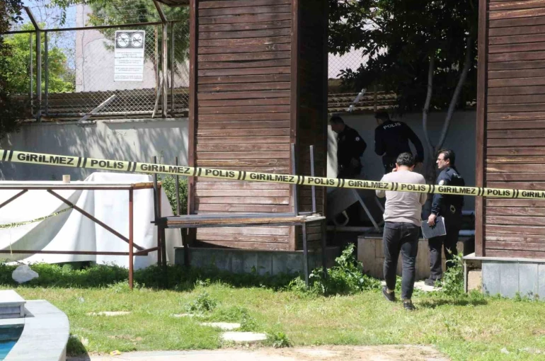 Kötü kokudan şüphelenerek baktıkları reklam panosundan tanınmayacak halde ceset çıktı