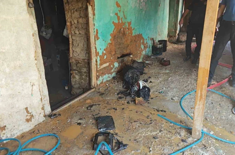 Kovada yakılan kağıtlar tekrar alevlendi, yangın eve sıçramadan söndürüldü