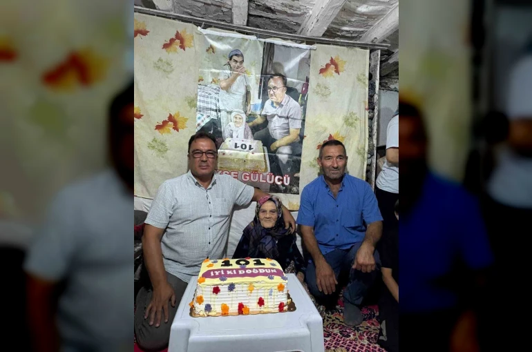 Köy halkı 101 yaşına giren kadına pasta kesti