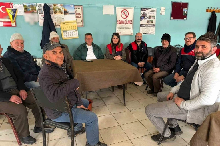 Köy köy gezilerek, çiftçiye tarımsal üretimin plânlanması ve desteklemeleri anlatılıyor