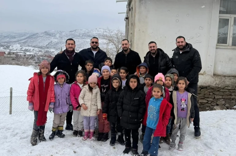 Köy okullarında eğitim gören öğrencilere kırtasiye malzemesi yardımı