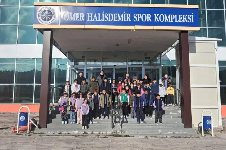Köy okullarında ki öğrenciler sinema ile tanıştı