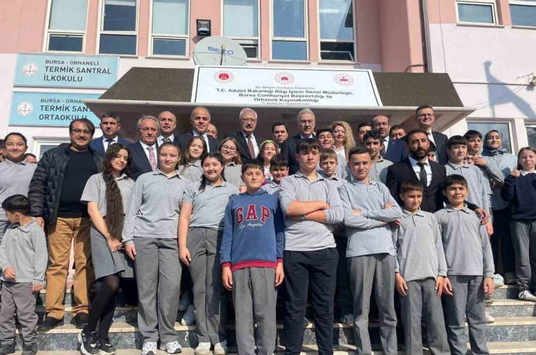 Köy okulu çocuklarının bilgisayar sevinci