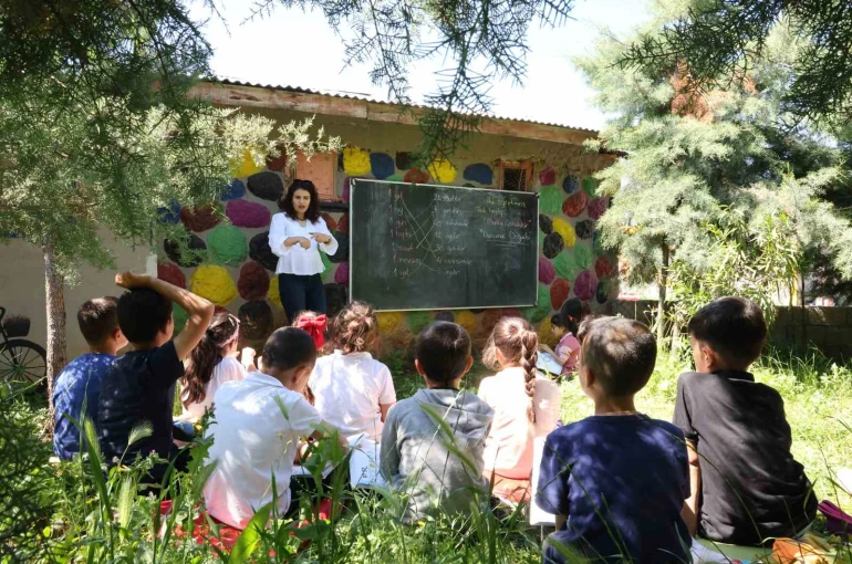 Köy okulunda Avrupa esintisi: Dersleri bahçeye taşıdılar