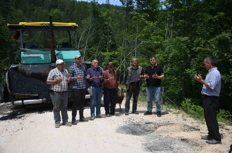 Köy yolları asfaltlanan vatandaşlar şükür kurbanı kesti