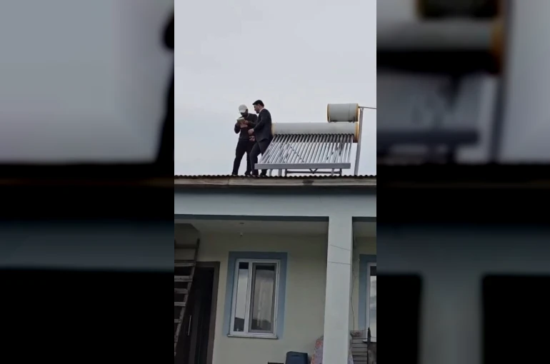 Köy ziyaretinde dikkat çeken anlar: Çatıda başlayan sohbet üyelikle sonuçlandı