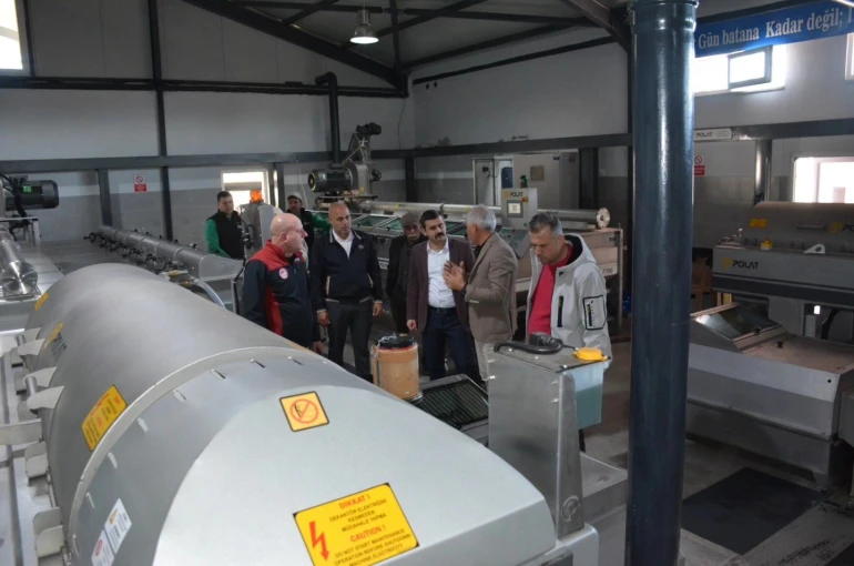Köyceğiz Kaymakamı Kumcu, zeytinyağı fabrikasında inceleme yaptı
