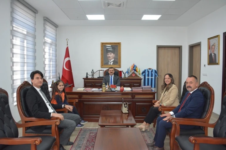 Köyceğiz’de İstiklal Marşı’nı okuma yarışmasında 1’inci olan öğrenci ödüllendirildi