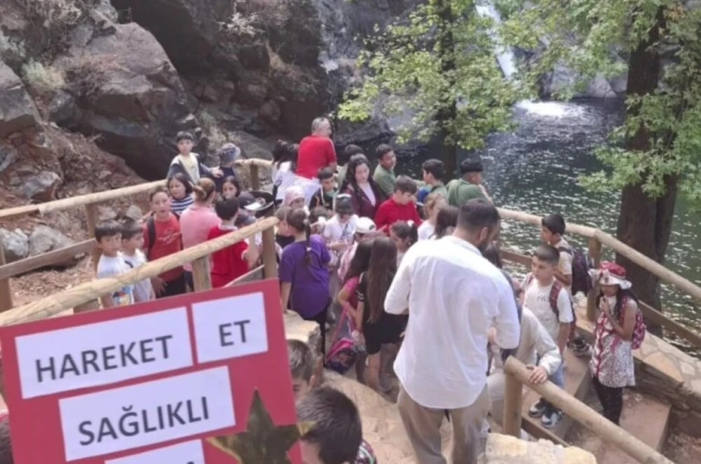 Köyceğiz’de öğrenciler Toparlar Şelalesi’ne yürüdü