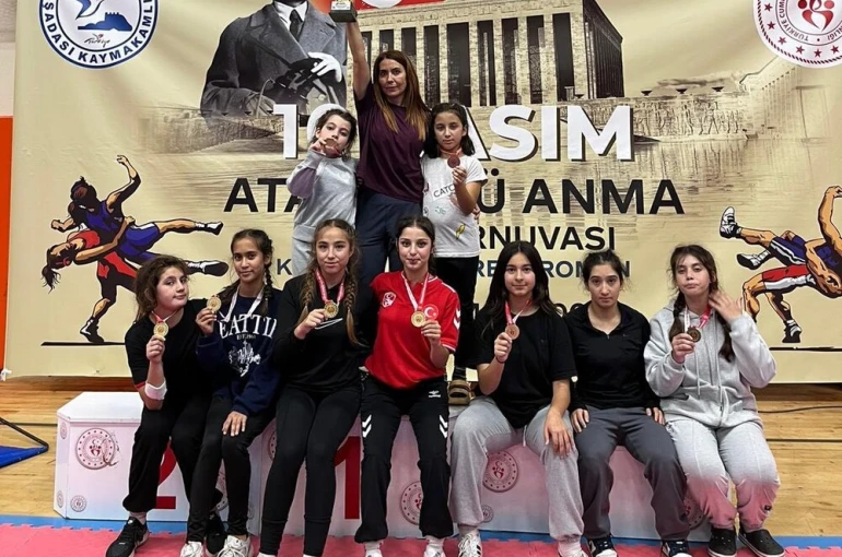 Köyceğizli güreşçi kızlar madalyaları topladı