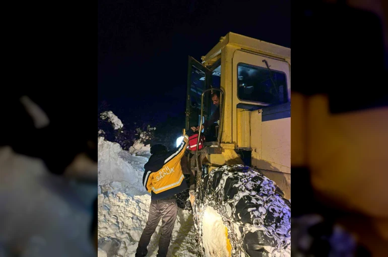 Köyde mahsur kalan çift 5 saatlik çalışma sonucu hastaneye sevk edildi