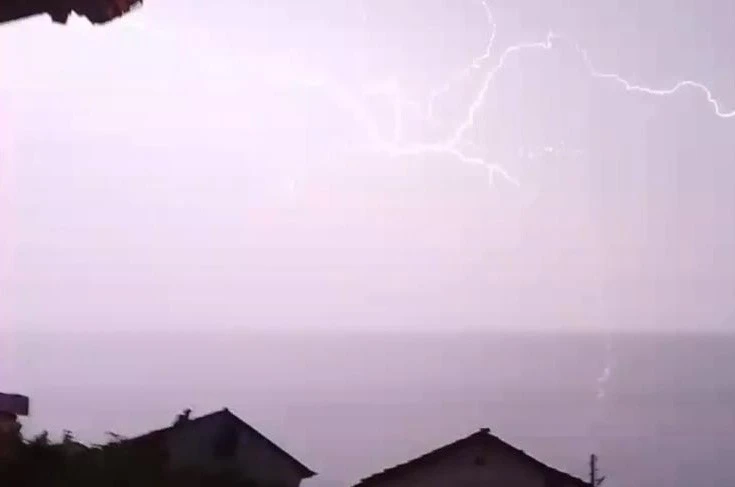 Köye düşen yıldırım korku dolu anlar yaşattı