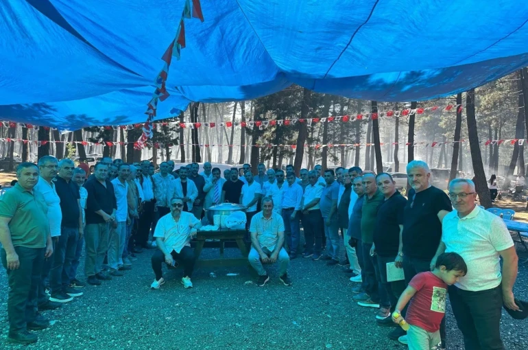 Köylüler geleneksel kır pikniğinde buluştu
