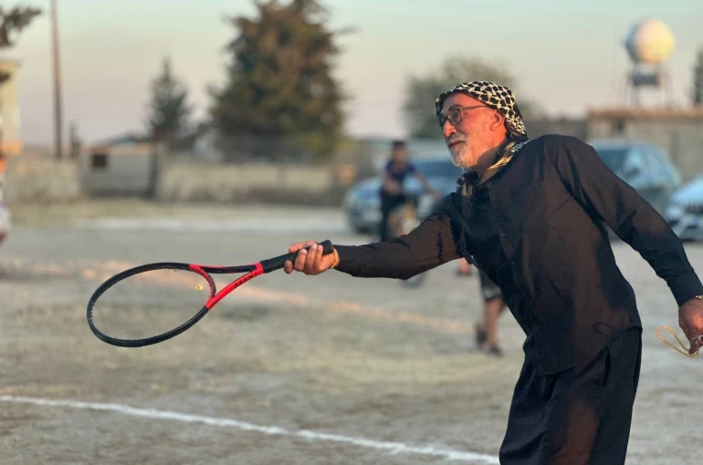 Köylülerin toprak kortta tenis keyfi